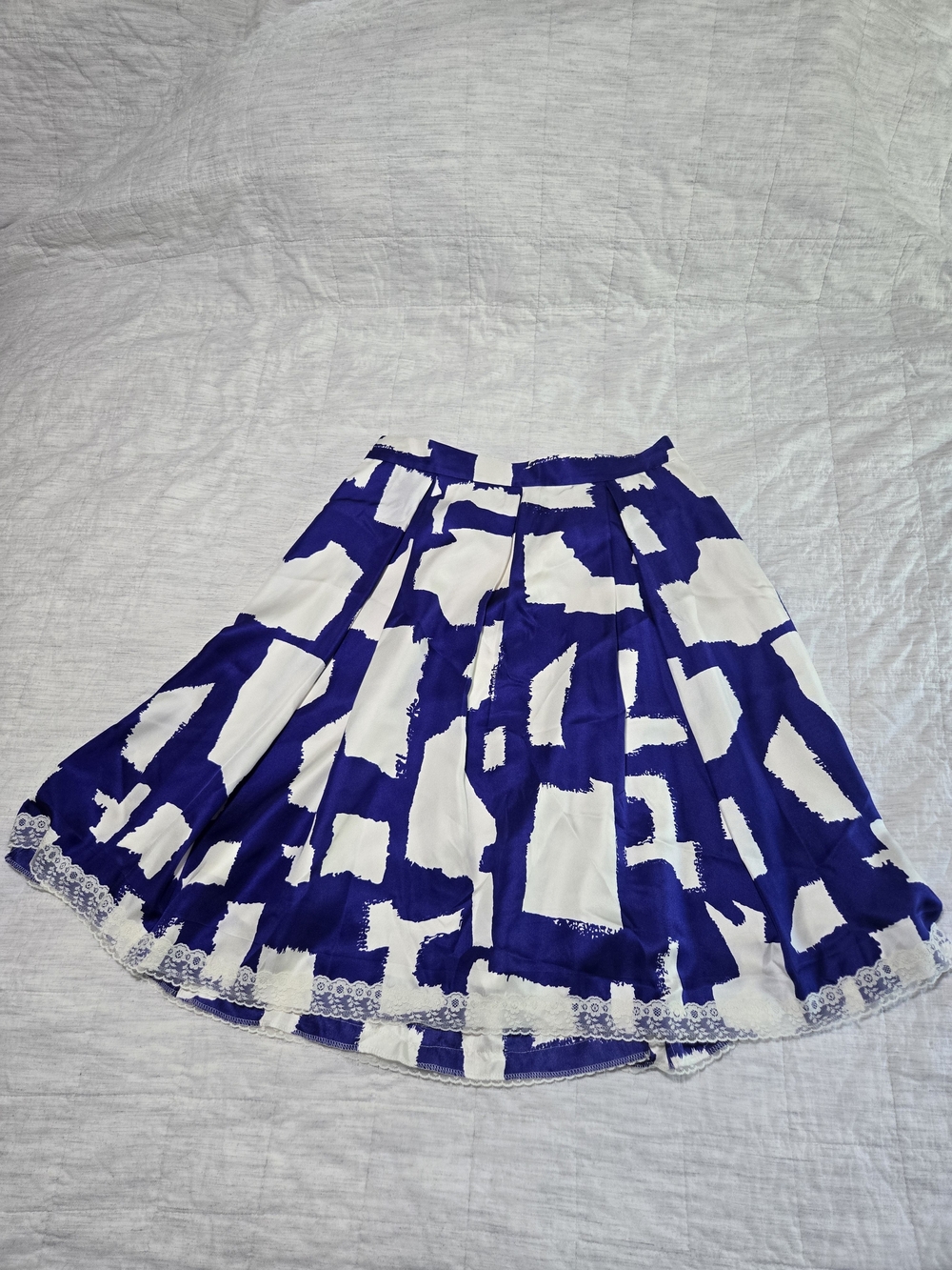 kate spade Blue and White Graphic 100% Silk Shell Pleated Skirt - Picture 12 of 13